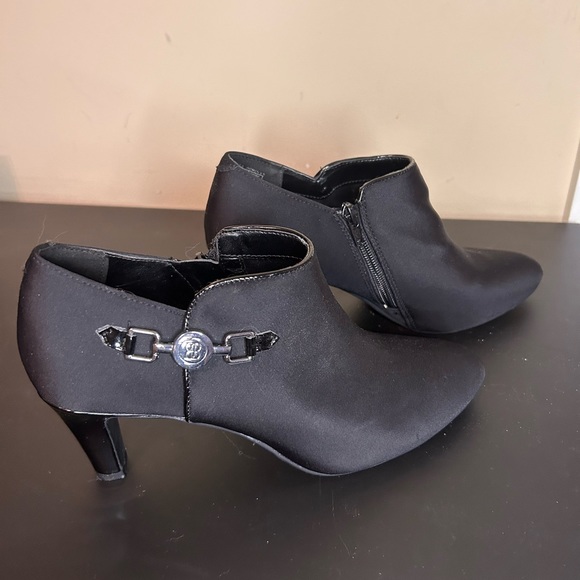 Selling black Bandolino booties. - Picture 2 of 4